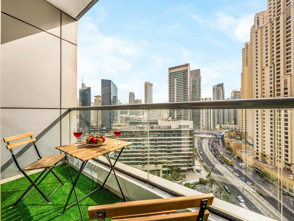 Modern 1BR Apt With Access to Jacuzzi, Sauna & Pool Apartment in Dubai