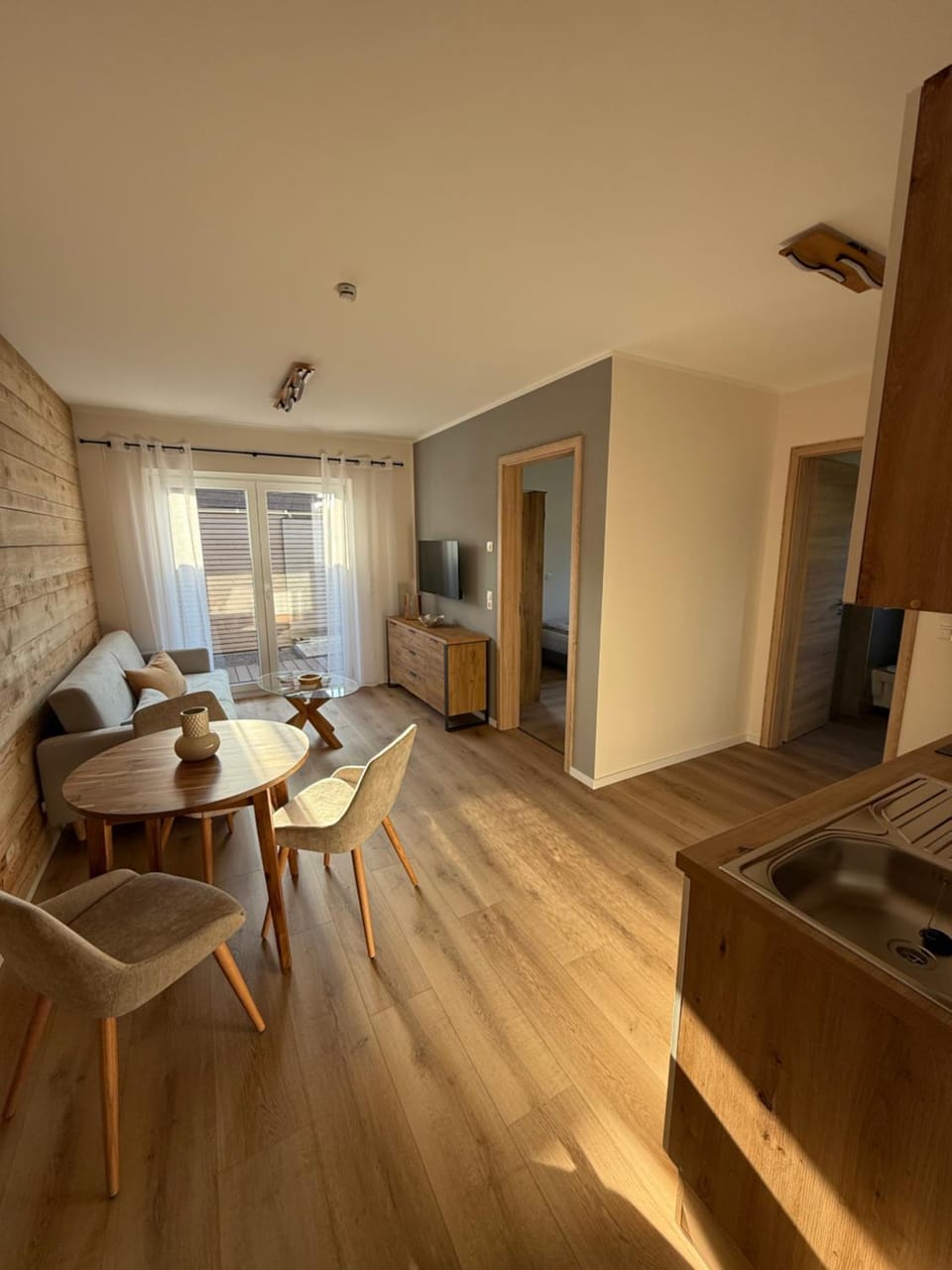 TV and multimedia, Kitchen or kitchenette, Living room, Seating area, Dining area