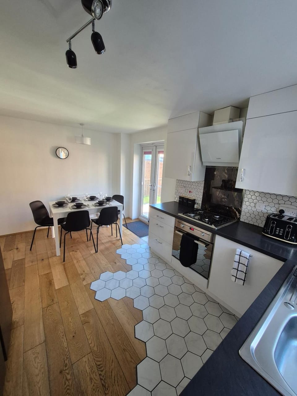 Kitchen or kitchenette, Dining area