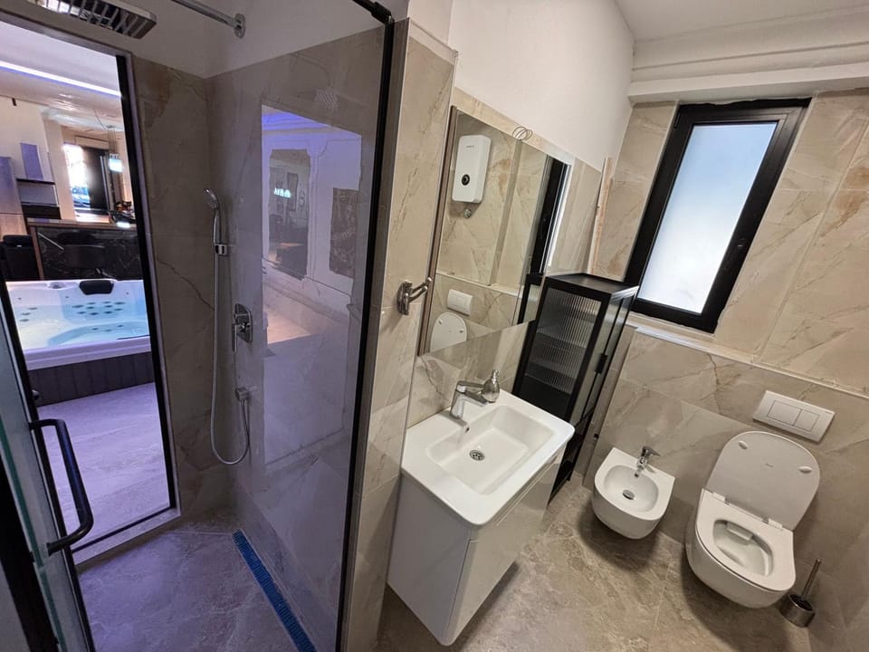 Shower, Toilet, Bathroom, towels