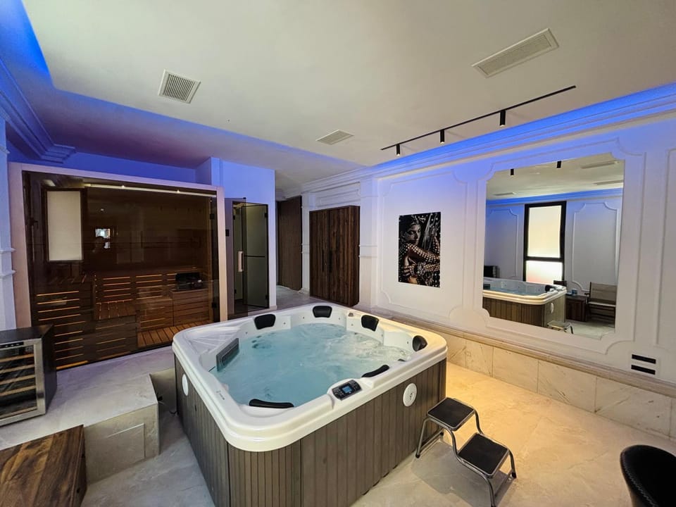 Hot Tub, Sauna, Spa and wellness centre/facilities, Photo of the whole room, Bath