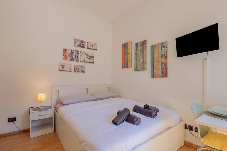 Bed, TV and multimedia, Photo of the whole room, Bedroom, towels