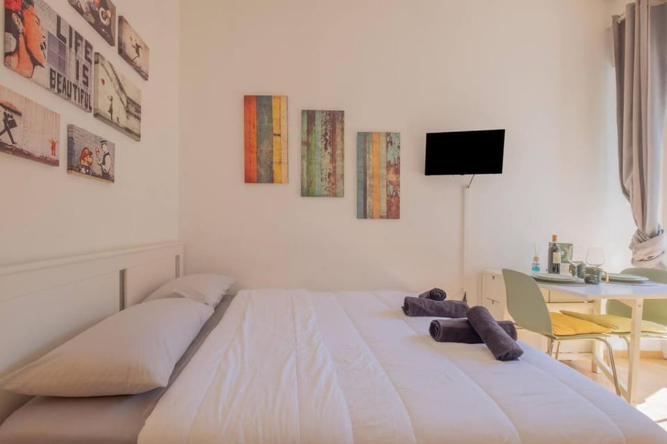 Communal lounge/ TV room, Bed, TV and multimedia, Living room, Photo of the whole room, Seating area, Evening entertainment, Bedroom, towels