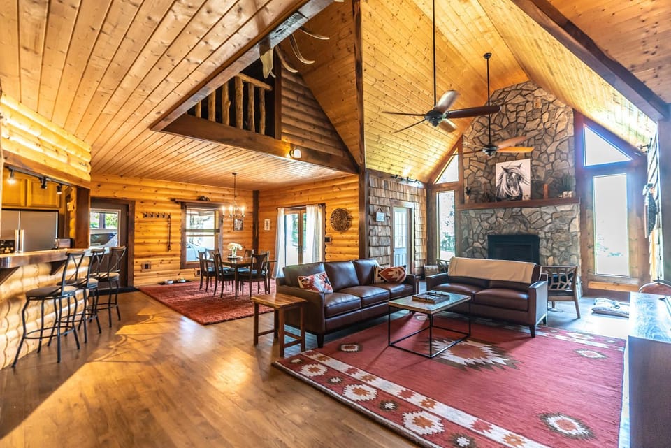 Secluded Getaway- 10 Mins to Blue Ridge Parkway, Sleeps 8, Hot Tub, Fire Pit House in North Carolina