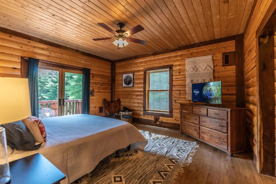 Secluded Getaway- 10 Mins to Blue Ridge Parkway, Sleeps 8, Hot Tub, Fire Pit House in North Carolina