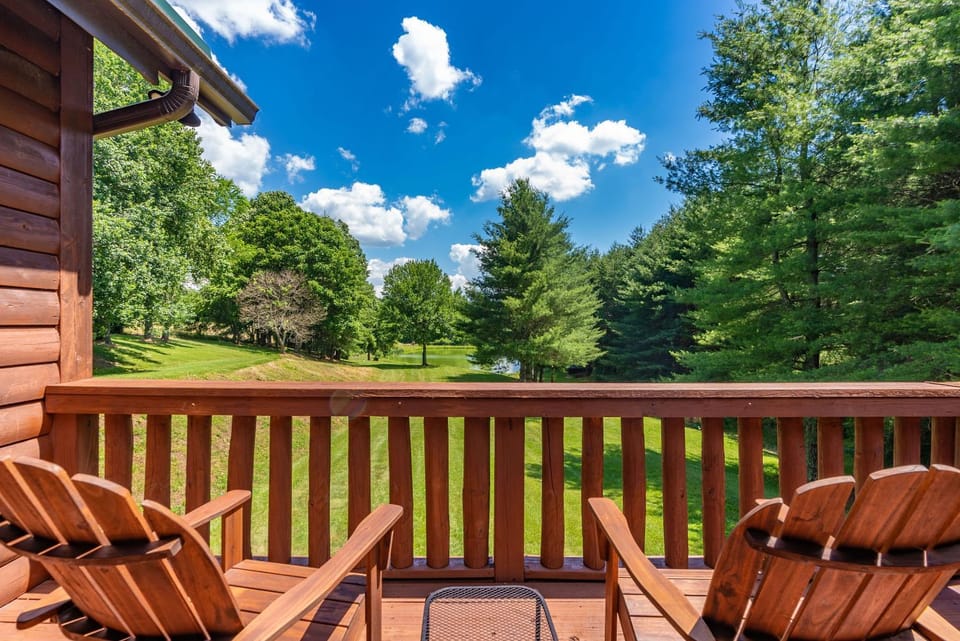Secluded Getaway- 10 Mins to Blue Ridge Parkway, Sleeps 8, Hot Tub, Fire Pit House in North Carolina