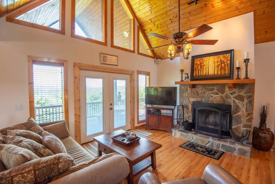 Expansive Porches with Views, Fireplaces, Comm Rec Center House in Virginia