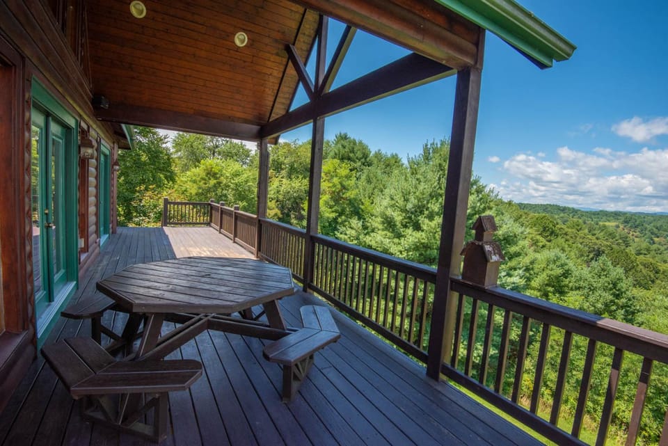 Expansive Porches with Views, Fireplaces, Comm Rec Center House in Virginia