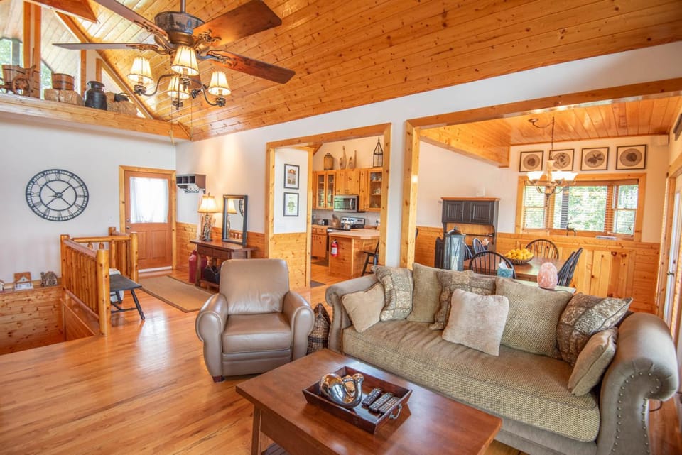 Expansive Porches with Views, Fireplaces, Comm Rec Center House in Virginia
