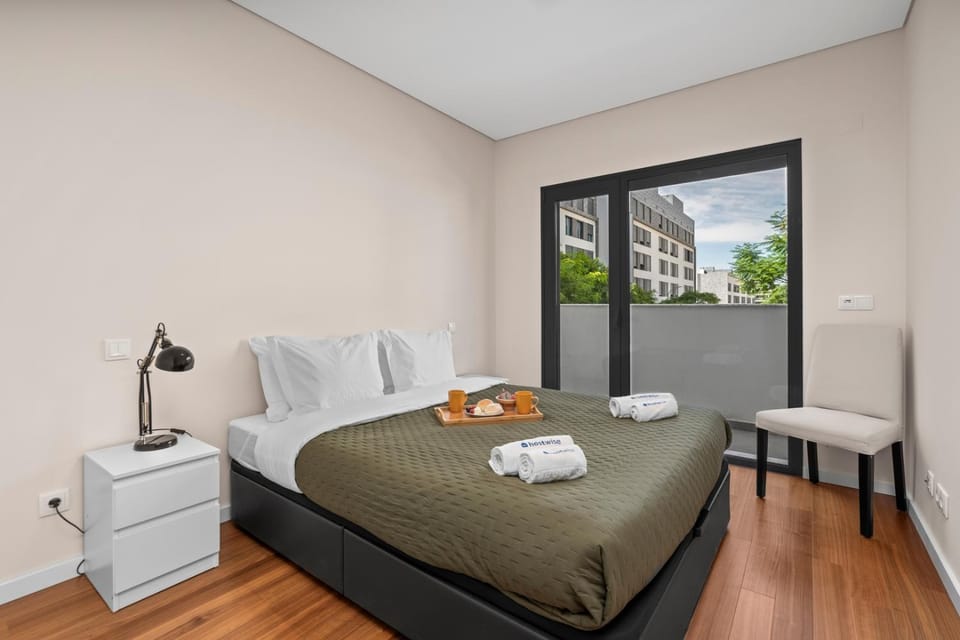 Bed, Bedroom, towels