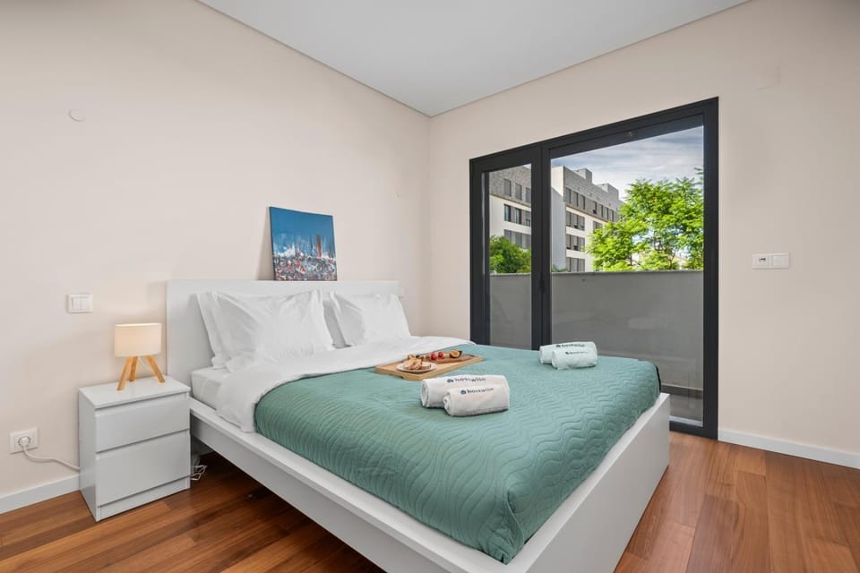 Bed, Bedroom, towels
