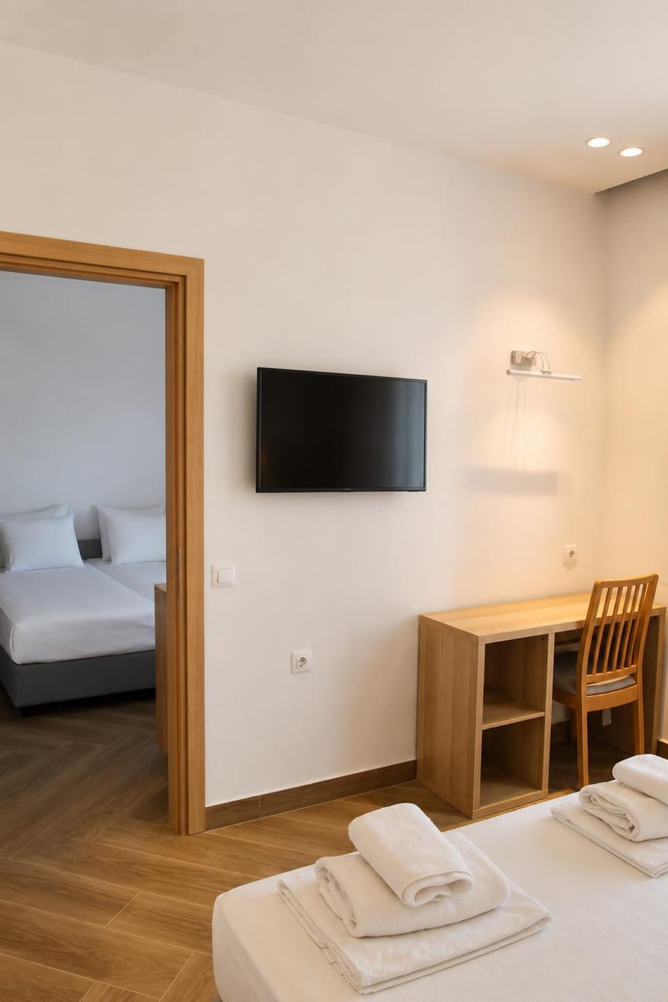 Bed, TV and multimedia, Bedroom