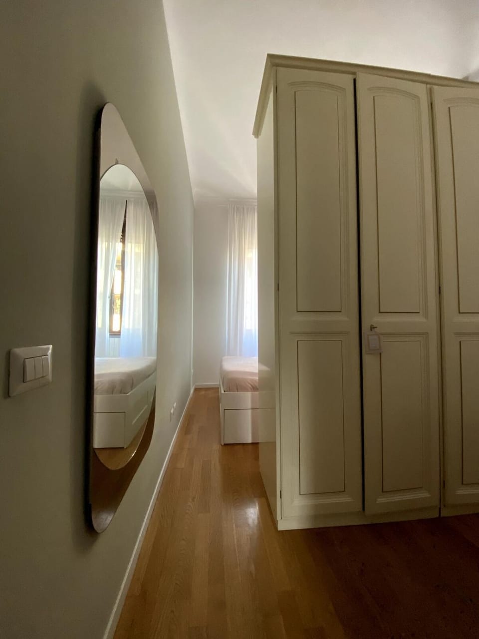 Photo of the whole room, Bedroom, wardrobe