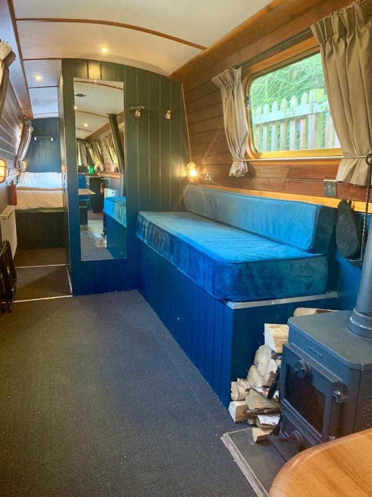 2 bedroom narrowboat, max 4 guests Docked boat in Southall
