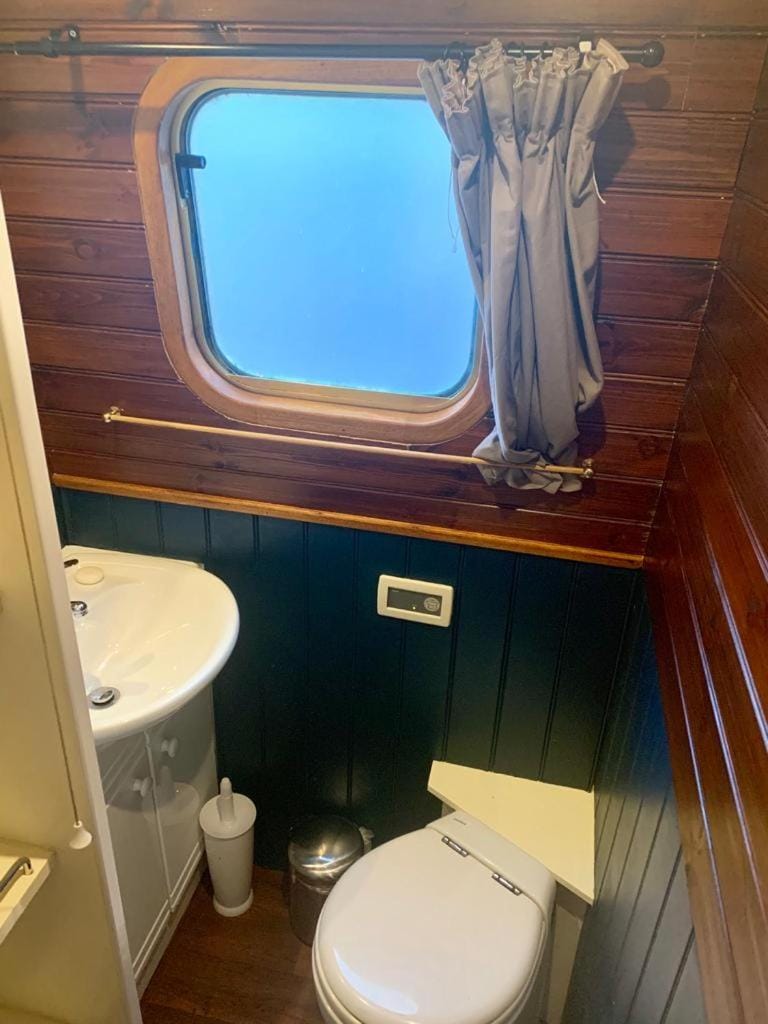 2 bedroom narrowboat, max 4 guests Docked boat in Southall