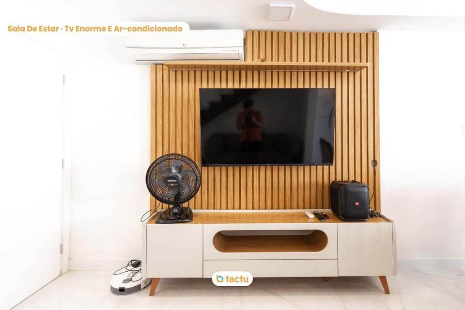 Communal lounge/ TV room, TV and multimedia, group of guests