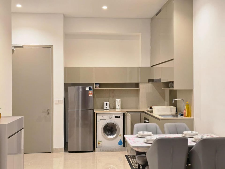 Dining area, oven, washing machine, dryer