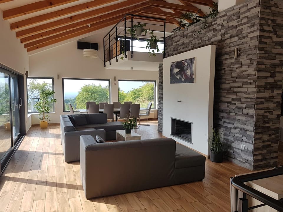 TV and multimedia, Living room, Seating area, Dining area