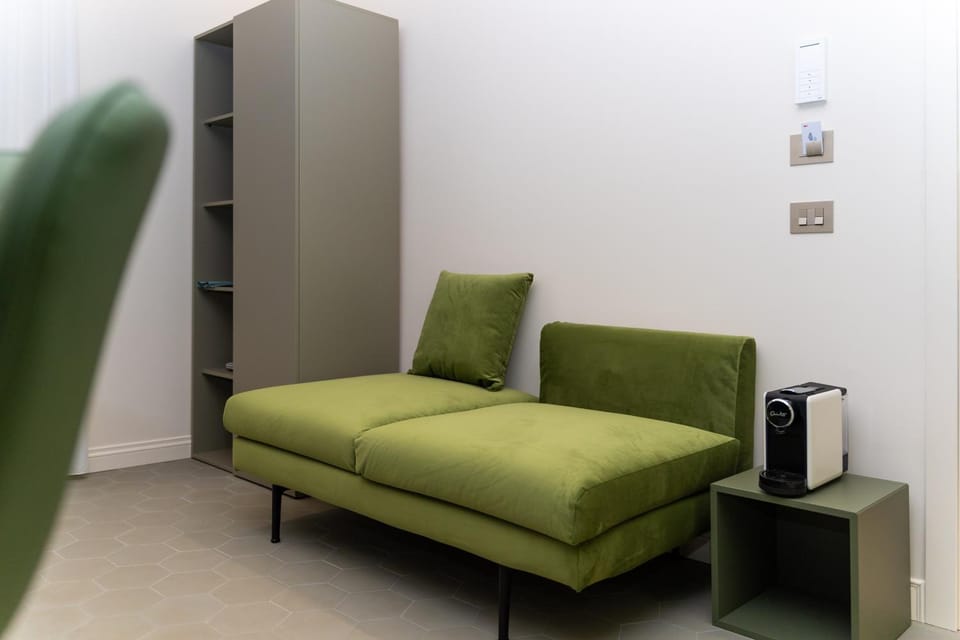 Coffee/tea facilities, Kitchen or kitchenette, Living room, Seating area