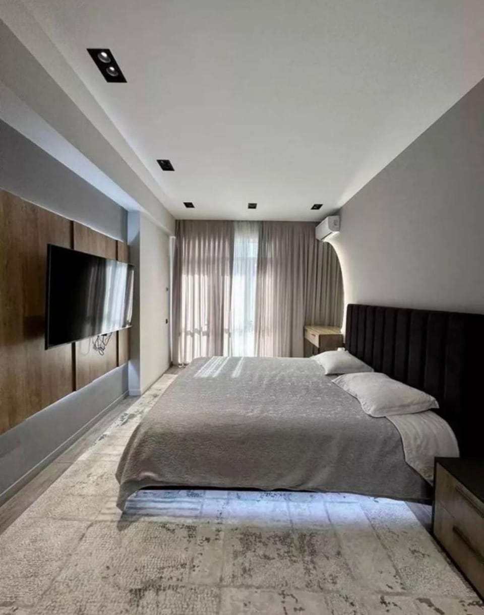 Bed, TV and multimedia, Bedroom