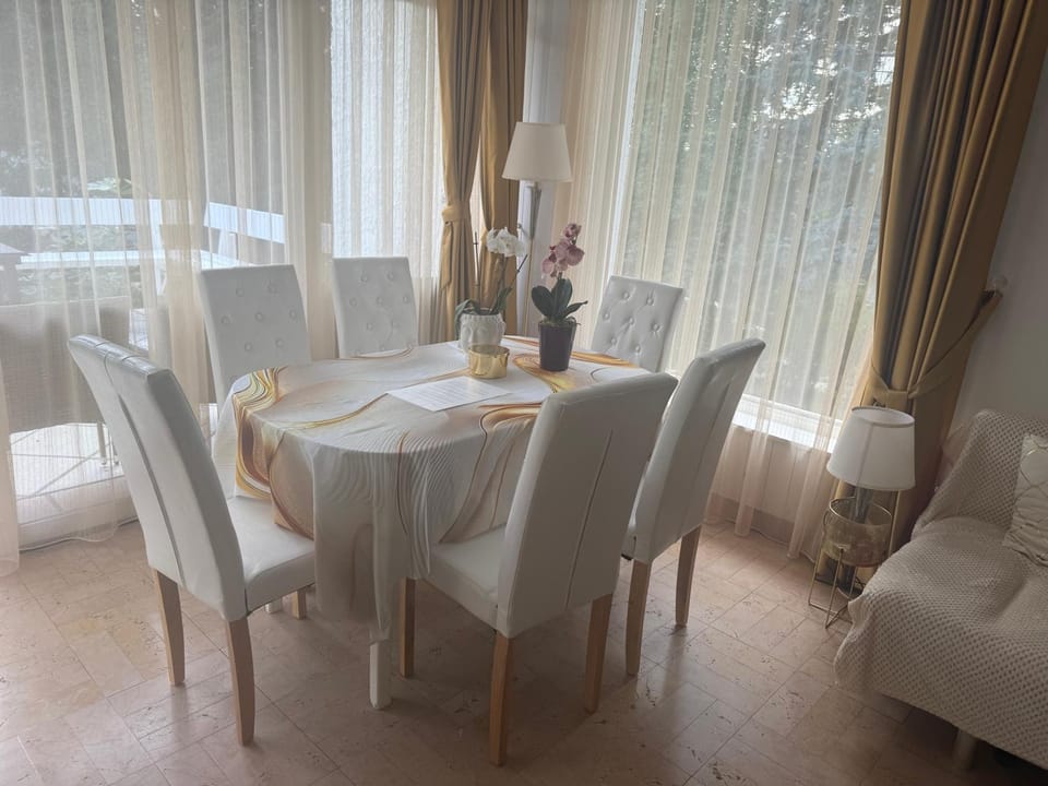 Living room, Seating area, Dining area