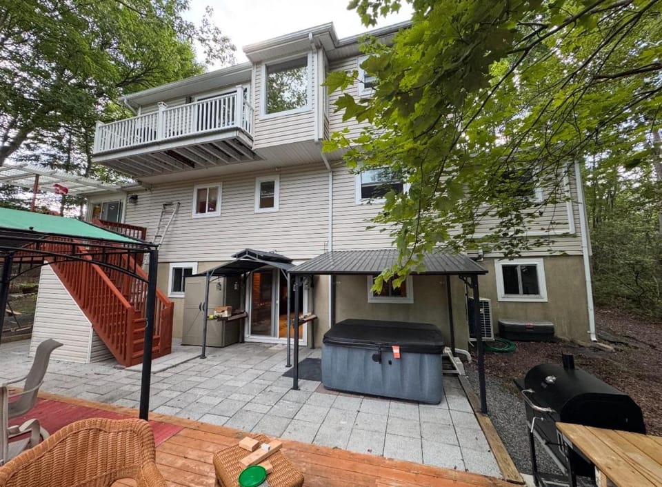 Property building, Patio, Balcony/Terrace