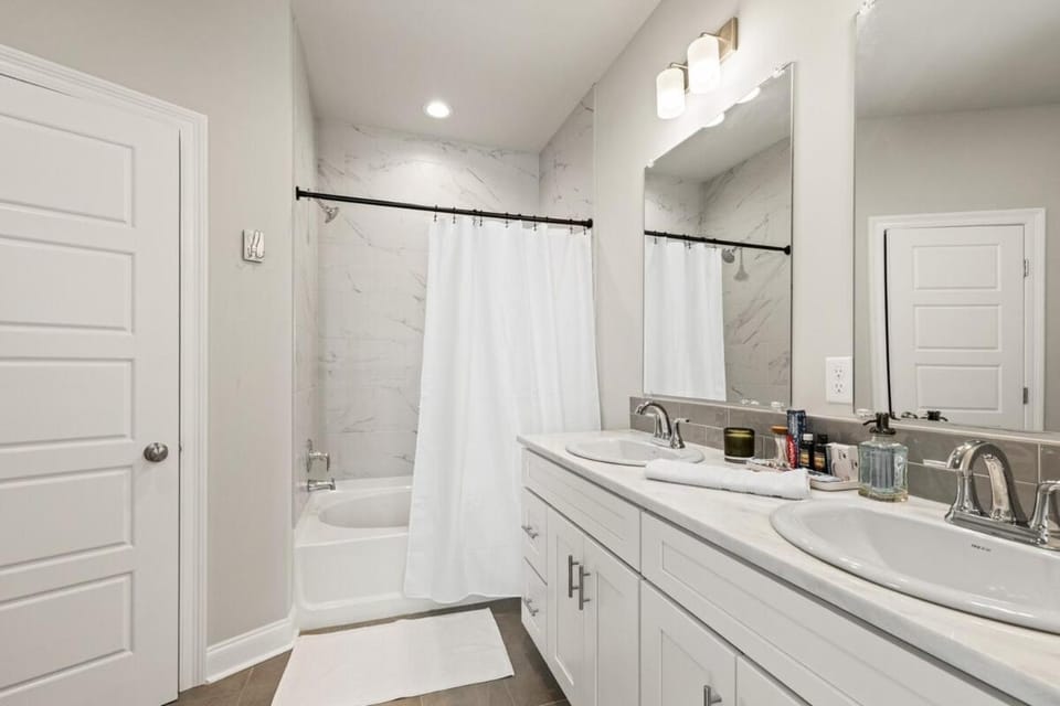 NEW-Upscale-EnSuites-King Bds-Fast WiFi-Quiet Area Apartment in Louisiana