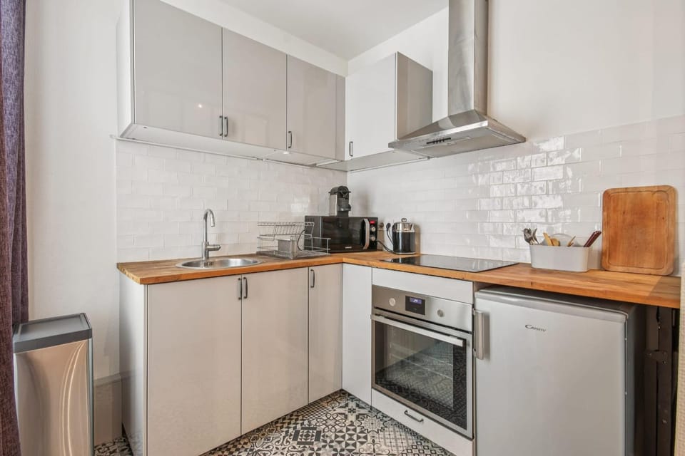 Coffee/tea facilities, Kitchen or kitchenette, stove