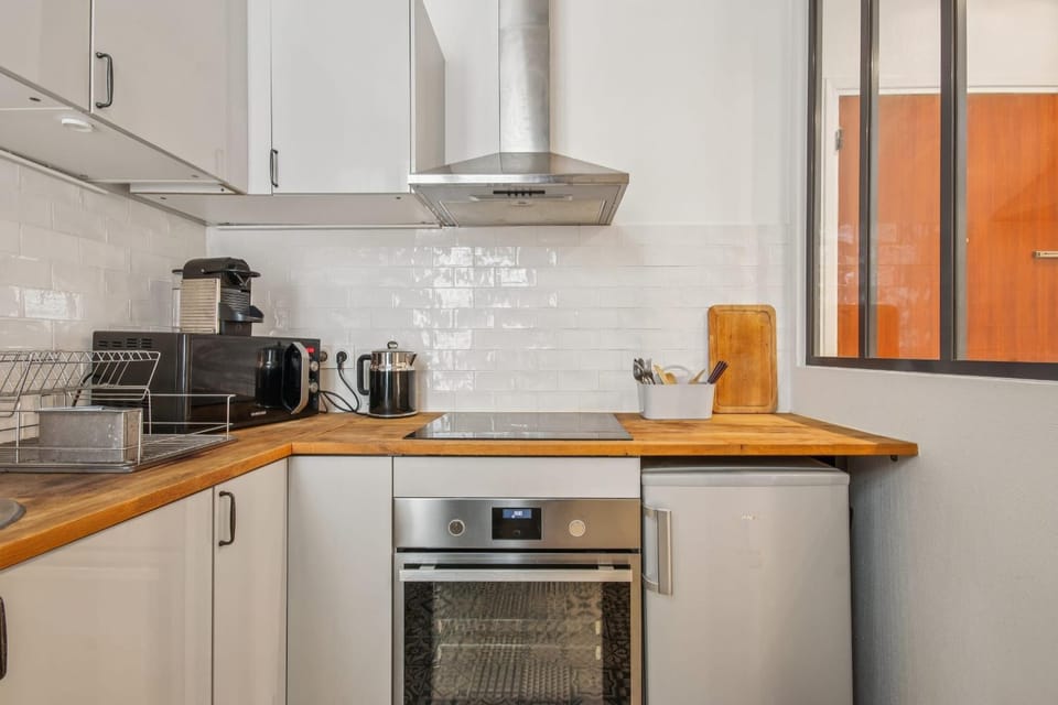 Coffee/tea facilities, Kitchen or kitchenette, stove
