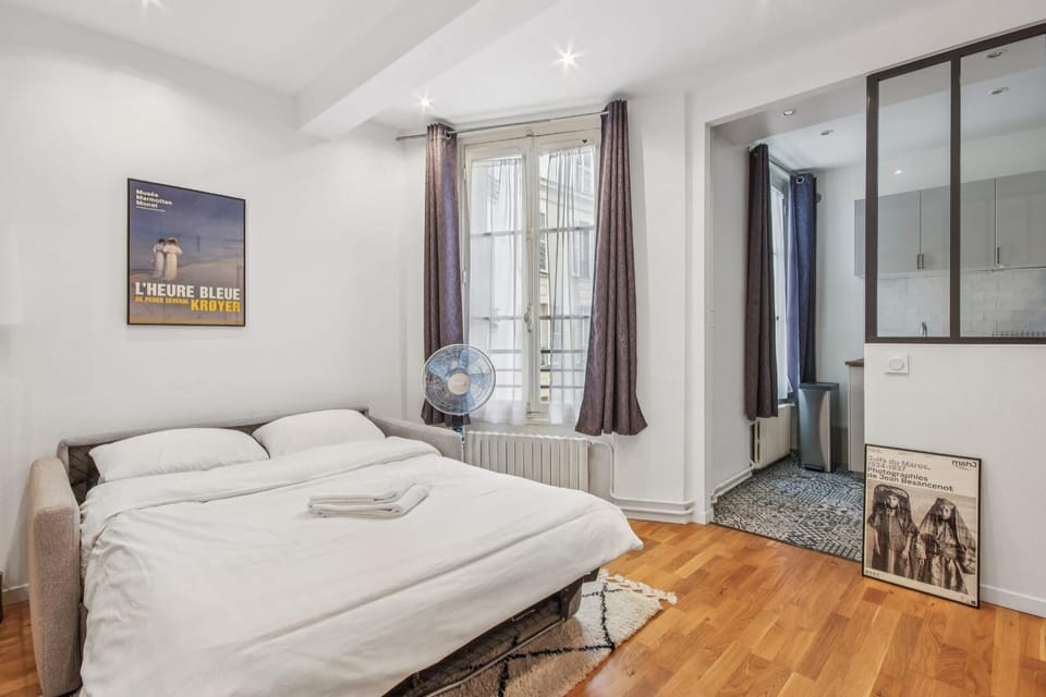 Bed, Living room