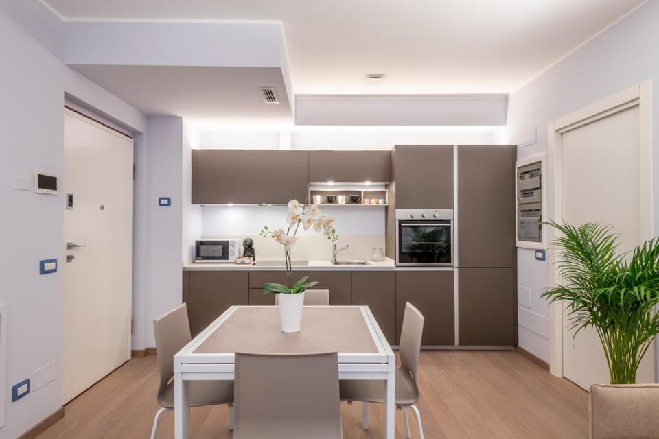 Kitchen or kitchenette, Dining area, oven, stove