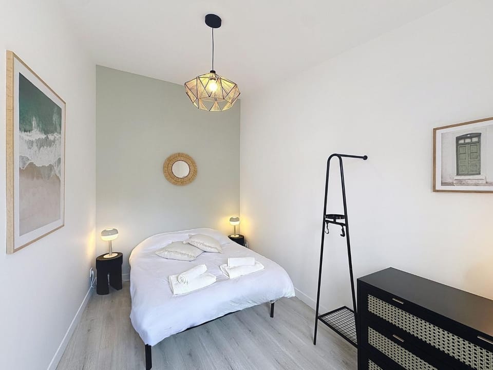 Photo of the whole room, Bedroom