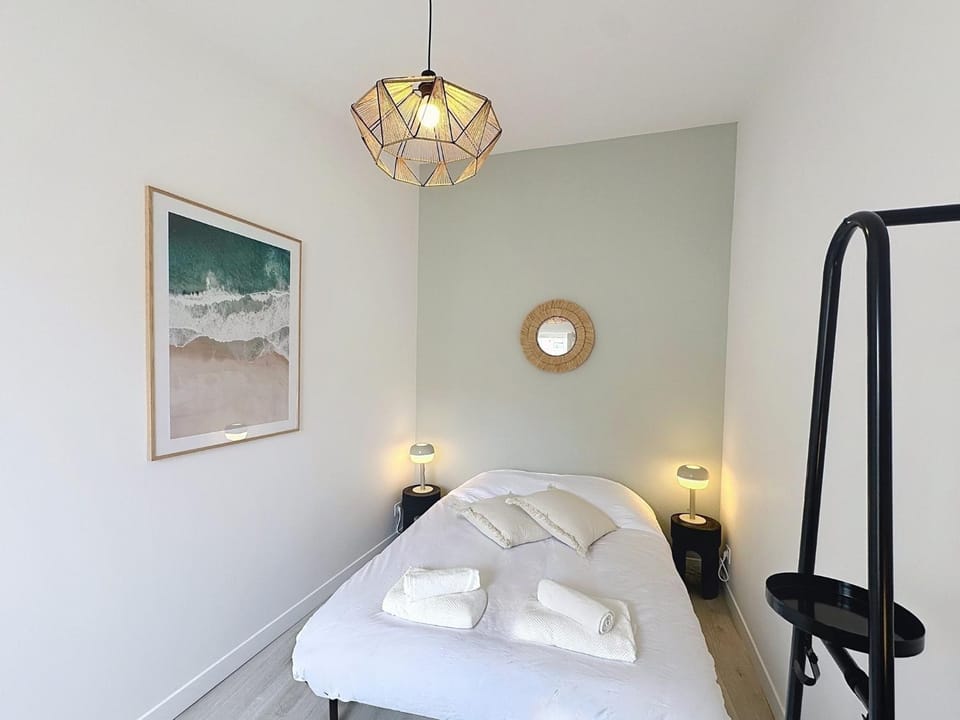 Photo of the whole room, Bedroom