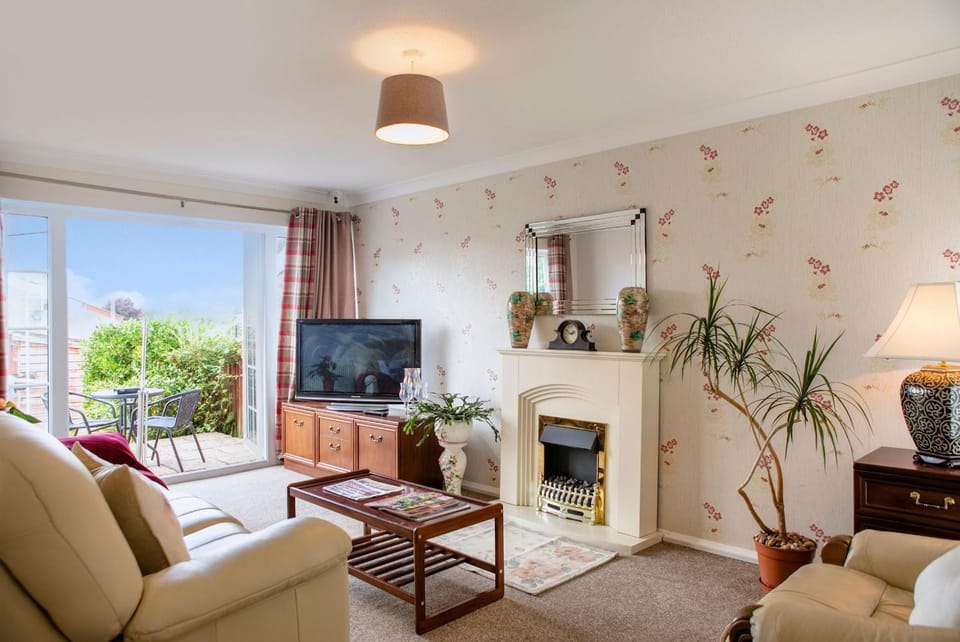 Communal lounge/ TV room, Living room, Seating area