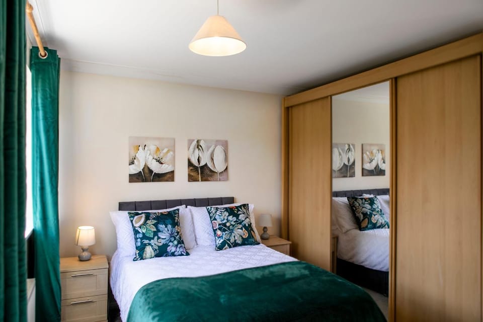 Bed, Photo of the whole room, Bedroom, wardrobe