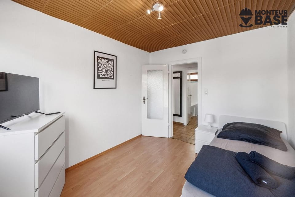 Bed, TV and multimedia, Photo of the whole room, Bedroom