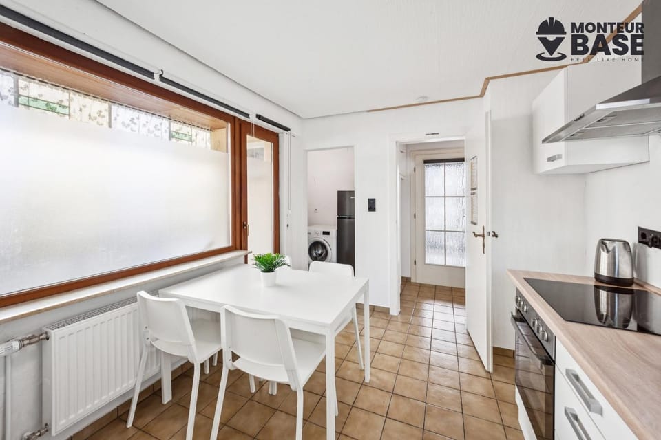 Kitchen or kitchenette, Dining area, oven, stove