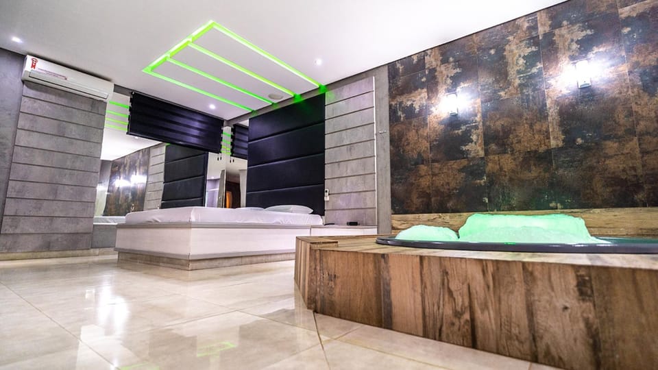 Bed, Hot Tub