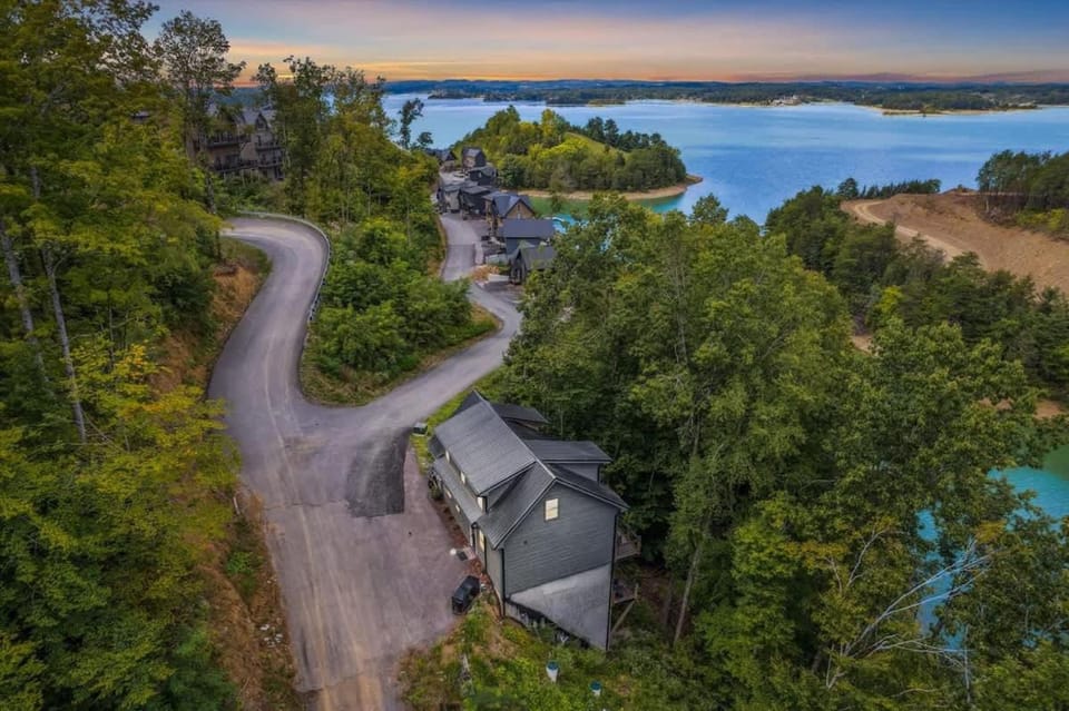 Smoky Shores Lakeview Cabin by Beyond Expectations Cabin in Douglas Lake