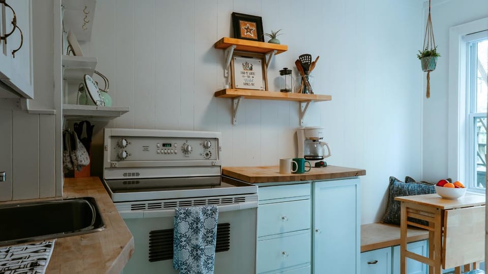 Kitchen or kitchenette, Dining area, oven, stove, toaster