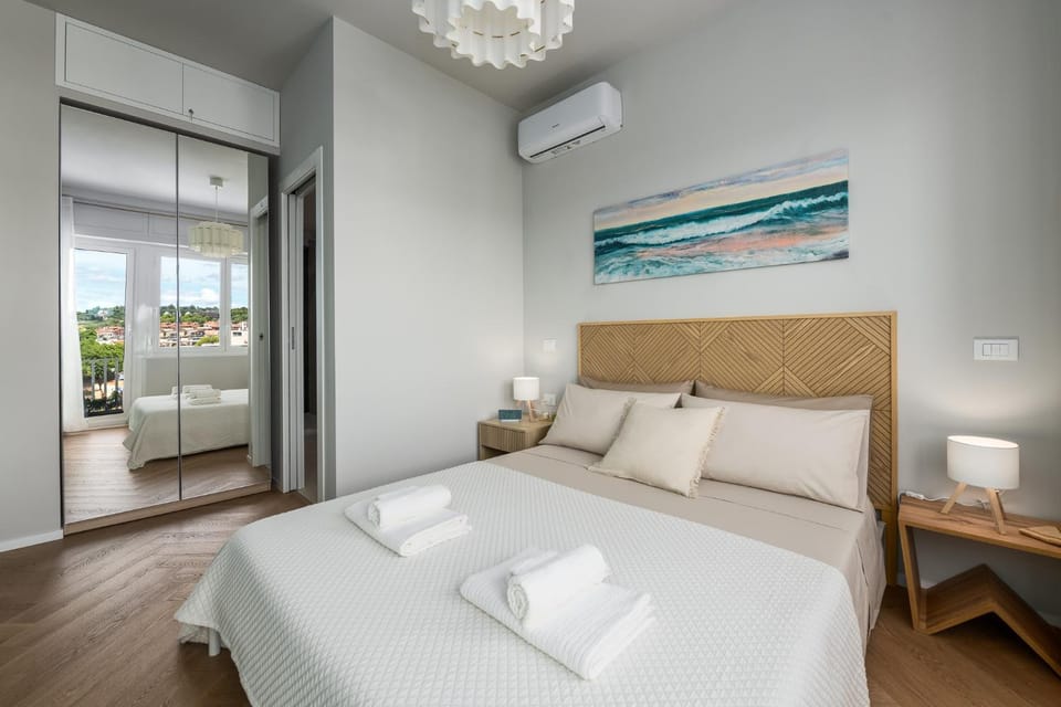 Bed, Photo of the whole room, Bedroom, towels, air conditioner