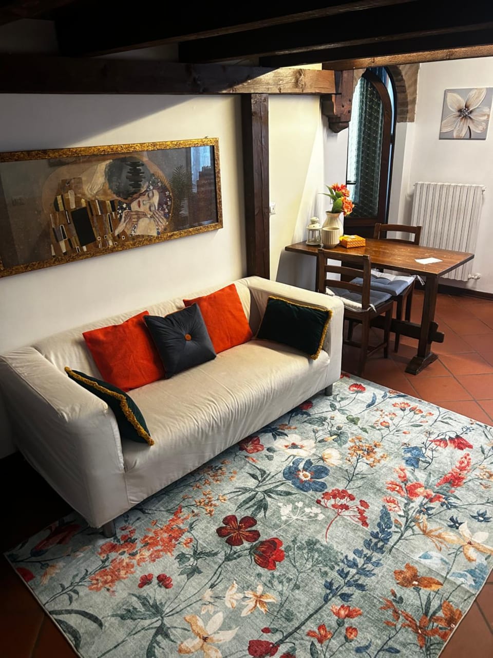 Living room, Photo of the whole room
