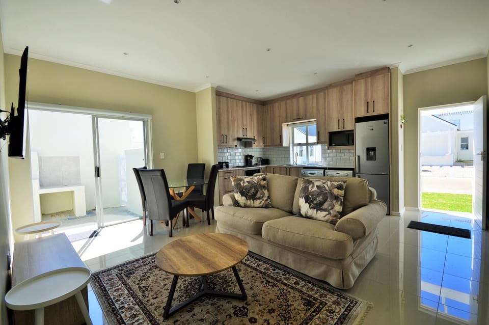 TV and multimedia, Kitchen or kitchenette, Living room, Seating area, Dining area, oven