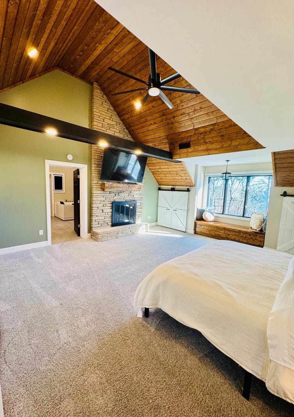 Bed, TV and multimedia, Photo of the whole room, Bedroom, fireplace, wardrobe
