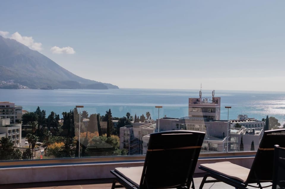 Nearby landmark, Communal lounge/ TV room, Day, Lake view, Sea view