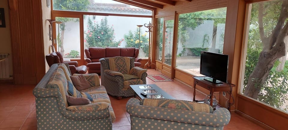 Communal lounge/ TV room