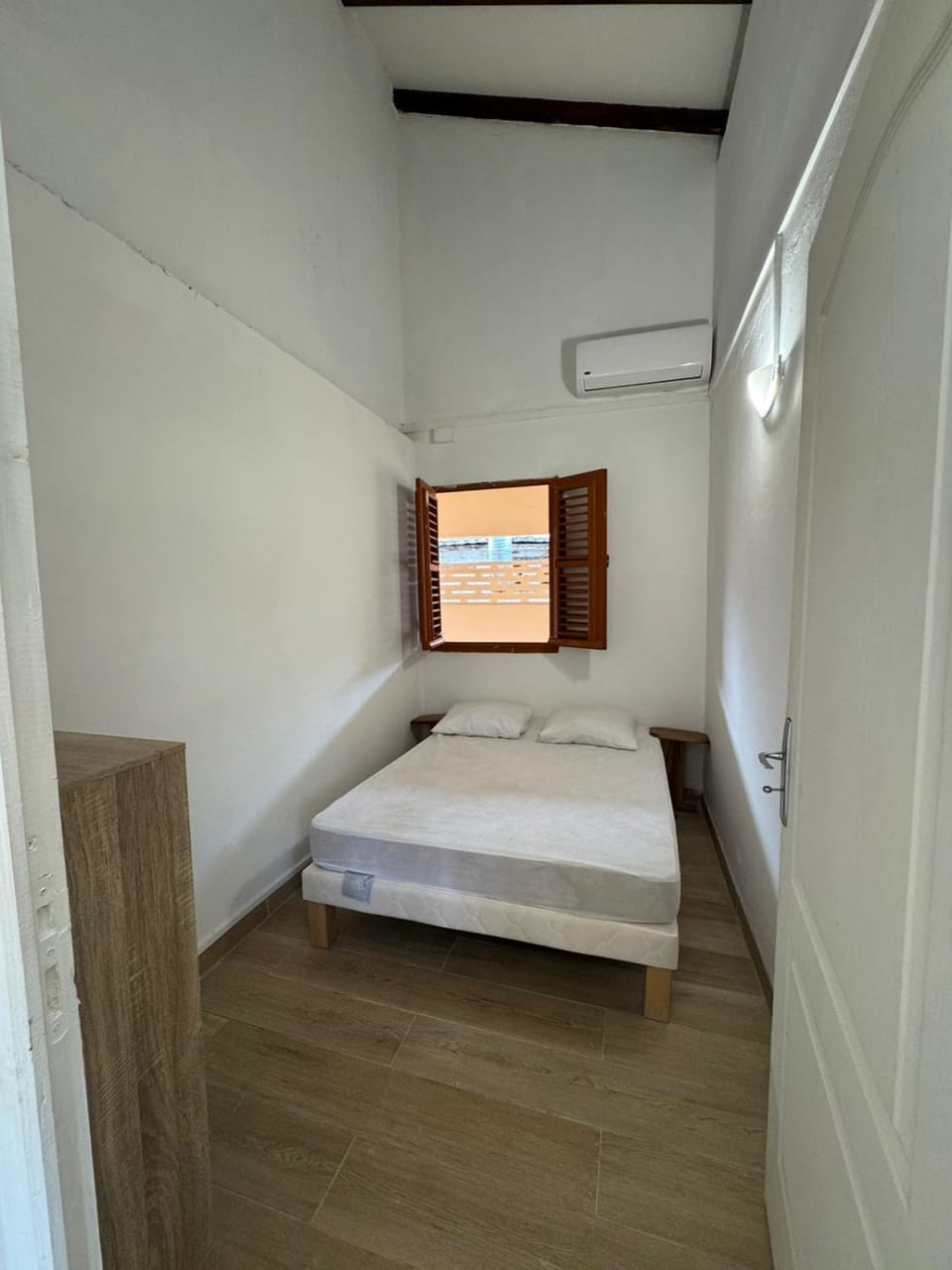 Bed, Bedroom, air conditioner