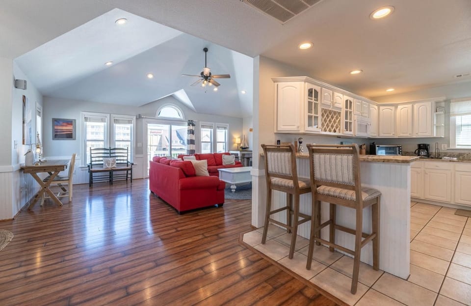 Lollygaggers - KDH MP 9.5, 170 Yds to Beach, Elevator, Pool, Cabana, Hot Tub, Rec Room, Pets OK, YR Flex Stays House in Kill Devil Hills