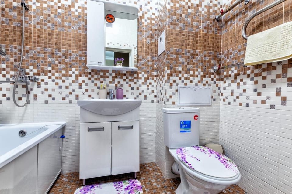 Toilet, Bathroom, towels, washing machine