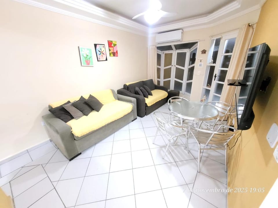 Casa a uma quadra da praia com ar e enxoval completo House in Caraguatatuba